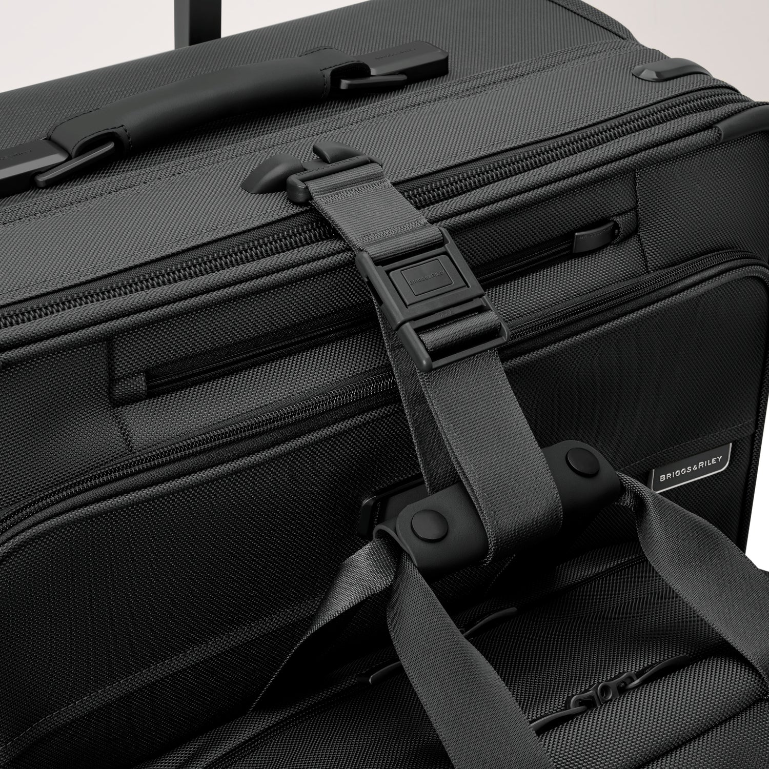 Briggs and Riley Essential 2-wheel Carry-On #colour_black